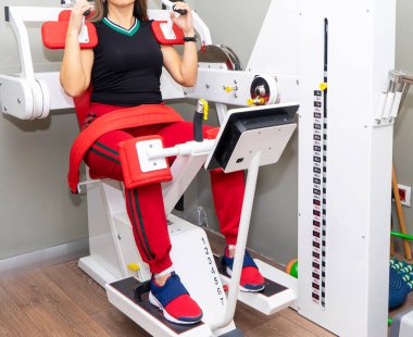 Kız zeki ve tedavi edici simülatörlerle meşgul.