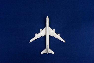 Mavi arka planda yolcu uçağı. Metin için boş alan.