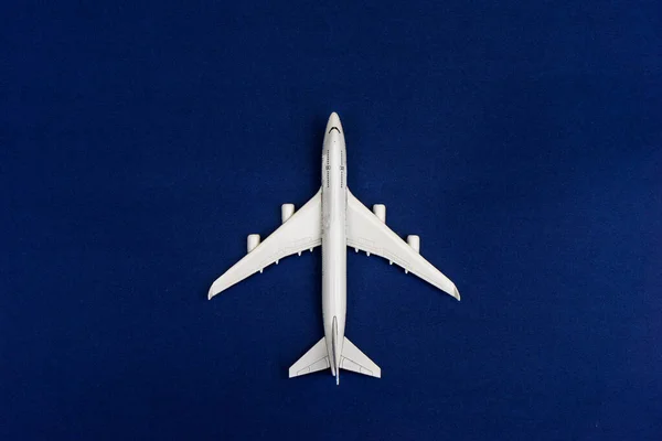 蓝色背景的旅客模型飞机 文件的自由篇幅 — 图库照片