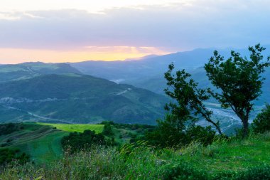 Güneşin doğuşuyla dağların güzel manzarası. Gün batımında dağlar. Azerbaycan Kafkasya Dağları.