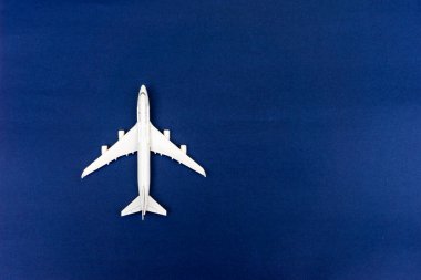 Mavi arka planda yolcu uçağı. Metin için boş alan.