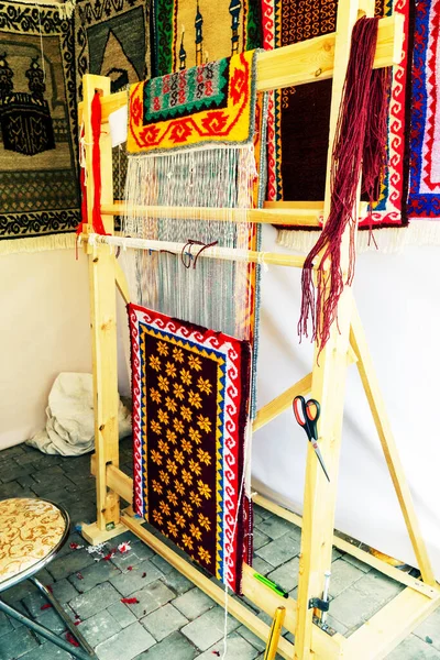 Tradycyjny Dywan Tkany Pionowym Krosnie Dywanu Ukazujący Stertę Wełny Pod — Zdjęcie stockowe