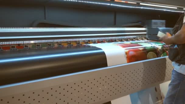 Una Máquina Dispositivo Inyección Tinta Impresora Gran Formato Que Ejecuta — Vídeo de stock