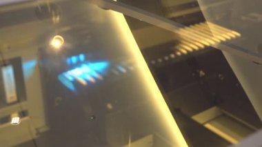 Beyaz plastik kulplarda yazıcı baskısı