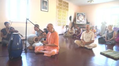 BAKU, AZERBAIJAN - 4 AĞUSTOS 2019: Krishna tapınağında Krishna 'ya tapanların kalabalığı mantralar söylüyor, Krishna' ya tapınma eylemi