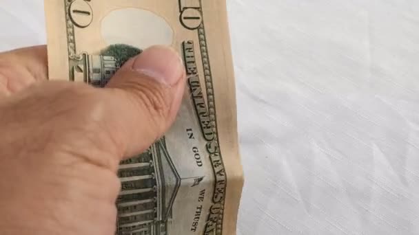 흰색 테이블 위에 서로 다른 달러 지폐를 세고 있습니다. 사업과 금융의 개념. — 비디오