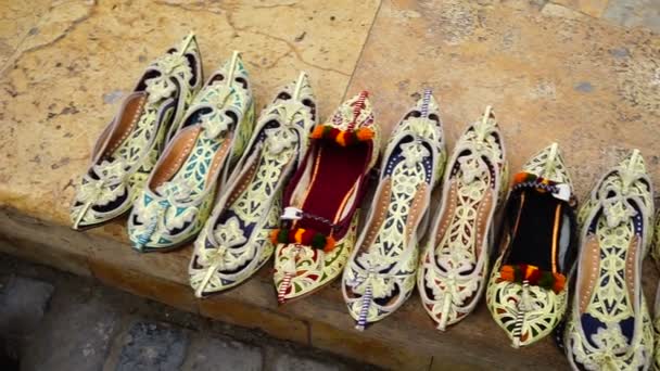 Chaussures pour femmes anciennes, orientales, azerbaïdjanaises, turques en vente — Video