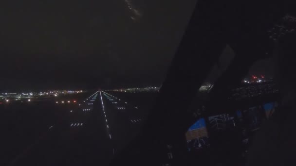 Αεροπλάνο προσγειώνεται στο αεροδρόμιο κατά τη διάρκεια της νύχτας. η θέα από το πιλοτήριο. — Αρχείο Βίντεο