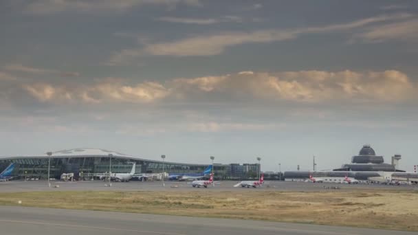 阿塞拜疆巴库- 2017年10月：阿塞拜疆航空公司AZAL空中客车A320停放在海达尔 · 阿利耶夫国际机场门口。机场的生活。飞机起飞和着陆 — 图库视频影像