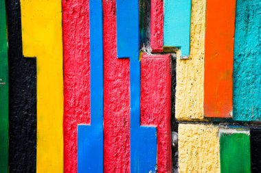 Renkli taşlardan, fayanslardan, arka plandan oluşan dikey duvar