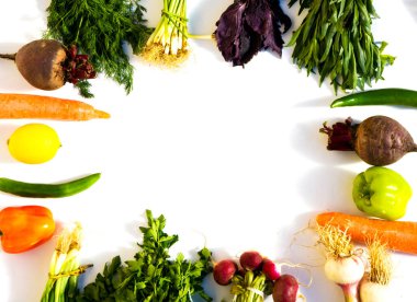 Beyaz arka planda taze sebze çeşitleri, üst görünüm, kopyalama alanı