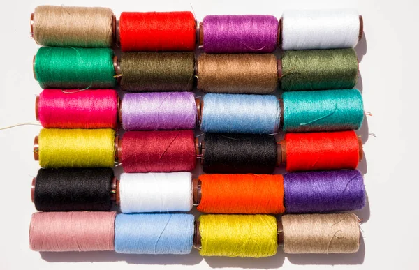 Flerfärgad Silke Tråd Spolar Vit Bakgrund — Stockfoto