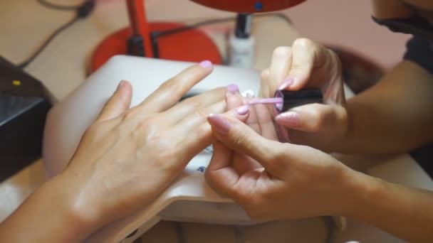 In de schoonheidssalon meisje nagellak. Ik krijg een manicure. Het thema schoonheid en gezondheid. Close-up — Stockvideo
