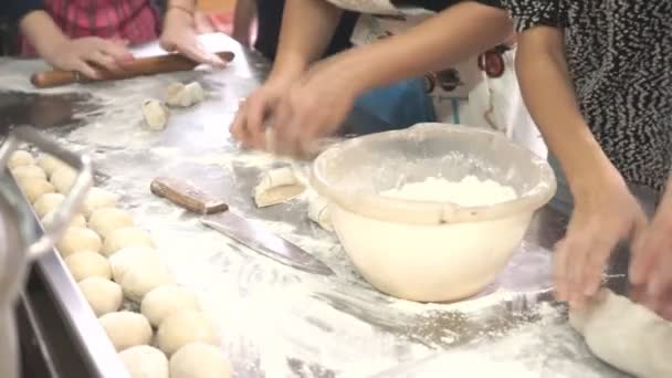 Les mains du chef préparent des plats végétariens de pâte dans la cuisine. — Video