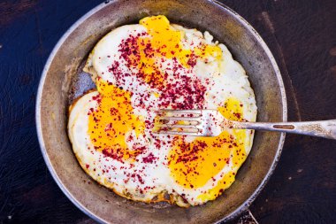 Kahverengi ahşap bir masada çırpılmış yumurta..