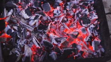 Yanan ateş, şömineye yakın odun kömürü.