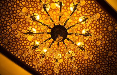 Kristal ve camdan yapılmış, mum şeklinde lambalardan yapılmış klasik klasik klasik bir avize..