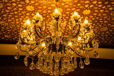 Kristal ve camdan yapılmış, mum şeklinde lambalardan yapılmış klasik klasik klasik bir avize..