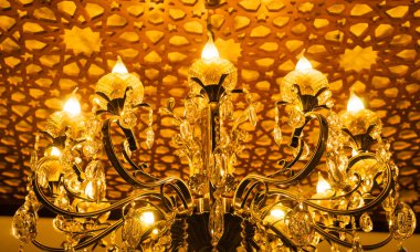 Kristal ve camdan yapılmış, mum şeklinde lambalardan yapılmış klasik klasik klasik bir avize..