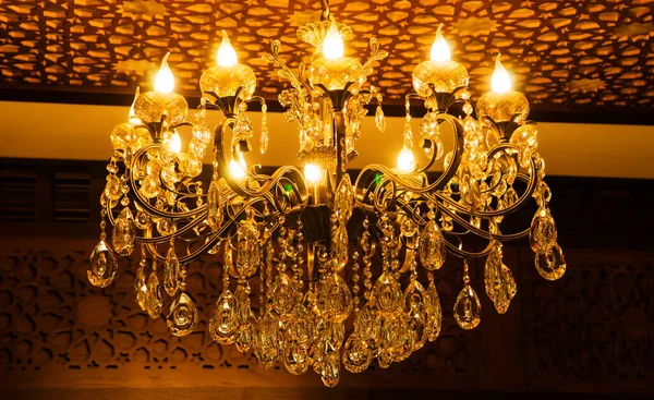 Kristal ve camdan yapılmış, mum şeklinde lambalardan yapılmış klasik klasik klasik bir avize..