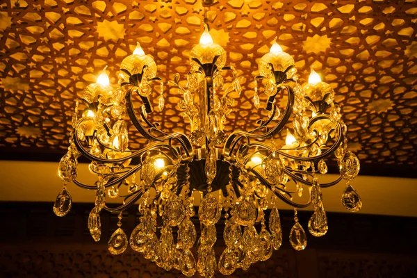 Kristal ve camdan yapılmış, mum şeklinde lambalardan yapılmış klasik klasik klasik bir avize..