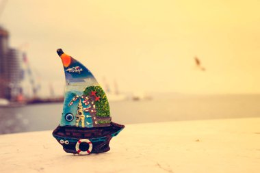 Denize karşı beyaz, küçük bir oyuncak yelkenli.