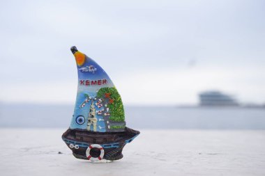 Denize karşı beyaz, küçük bir oyuncak yelkenli.