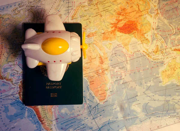 Feche Avião Brinquedo Branco Passaporte Fundo Mapa Mundo Viagens Negócios — Fotografia de Stock
