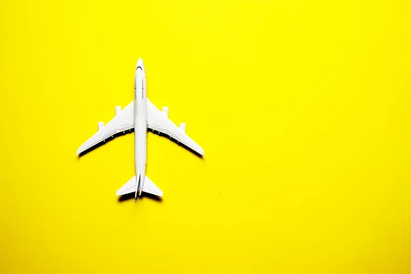 Avião Brinquedo Miniatura Fundo Amarelo Viagem Avião — Fotografia de Stock