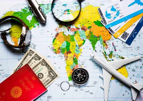 Uçak Dünya Pasaport Dolar Pusula Saat Büyüteç Dünya Haritası Turizm — Stok fotoğraf