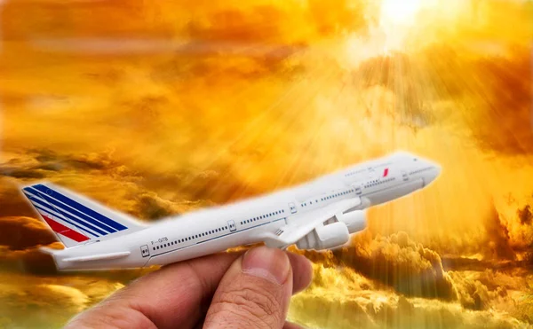 Männliche Hand Hält Flugzeug Bei Sonnenuntergang Sonnenaufgang — Stockfoto