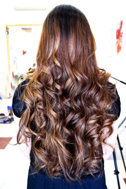 Güzel düğün saç modeli. Gelinin saç güzellik salonu içinde. Arkadan görünüş.