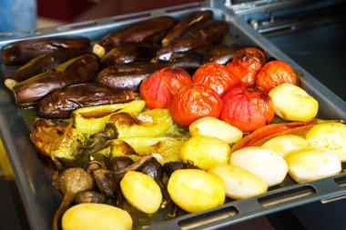 Izgara sebze, kızarmış patates, patlıcan ve kabak, vejetaryen ve vejetaryen yemeği.