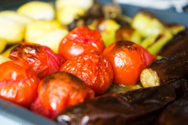 Izgara sebze, kızarmış patates, patlıcan ve kabak, vejetaryen ve vejetaryen yemeği.