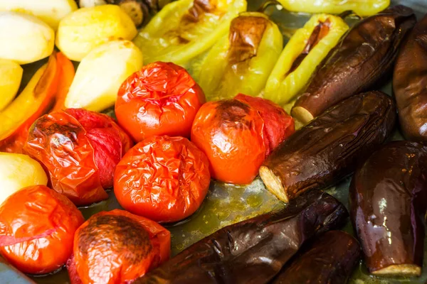 Izgara sebze, kızarmış patates, patlıcan ve kabak, vejetaryen ve vejetaryen yemeği.