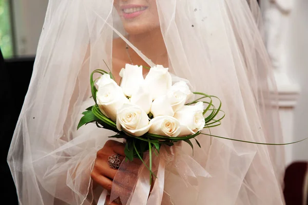 Hermoso Ramo Rosas Blancas Boda Las Manos Novia —  Fotos de Stock