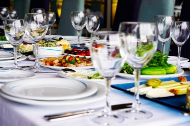 Çok güzel organize edilmiş bir etkinlik. Misafirler için ziyafet masaları hazır..