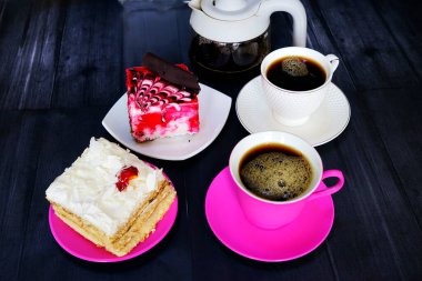 Oryantal, Türkçe, Azerbaycan baklava tatlıları ahşap masada beyaz bir tabakta.