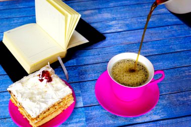 Oryantal, Türkçe, Azerbaycan baklava tatlıları ahşap masada beyaz bir tabakta.