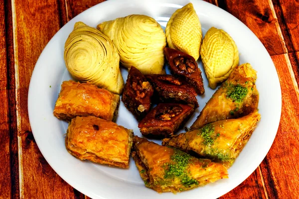 Doğulu Türk Azerbaycan Baklava Tatlıları Kahverengi Ahşap Bir Masada Beyaz — Stok fotoğraf