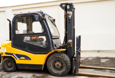Sarı Forklift bir inşaat alanında duruyor.