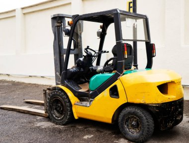 Sarı Forklift bir inşaat alanında duruyor.
