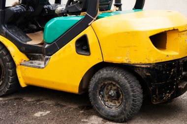 Sarı Forklift bir inşaat alanında duruyor.