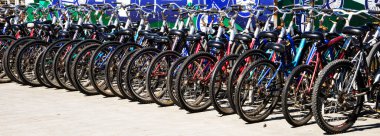 Kruvazör bisikletleri kiralık istasyonun parkına park edilmiş.