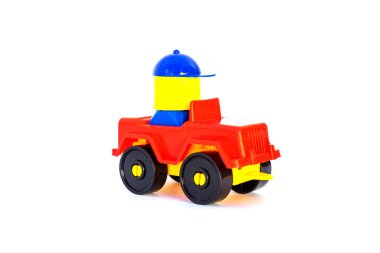 Çocuk oyuncağı, beyaz arka planda kırmızı plastik araba.