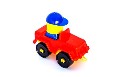 Çocuk oyuncağı, beyaz arka planda kırmızı plastik araba.