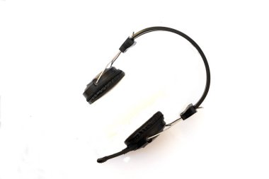 Beyaz arka planda mikrofon olan siyah stereo kulaklıklar.