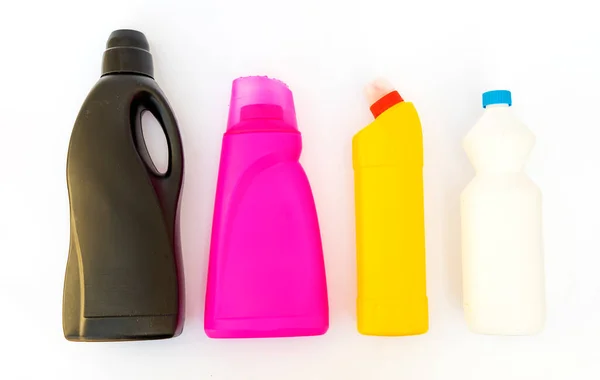 白い背景に化学薬品用の家庭用の多色プラスチックボトル — ストック写真