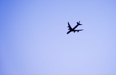 Yolcu uçağı açık mavi gökyüzüne karşı, gezgin,