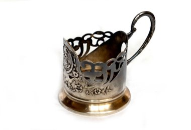 Demir, gümüş, krom bardak tutacağı beyaz arkaplanda